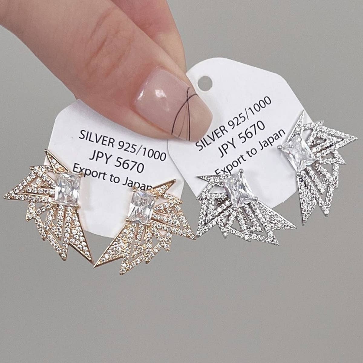 ADVANCED HOLLOW TRIANGULAR EARRINGS_CWAJE1411