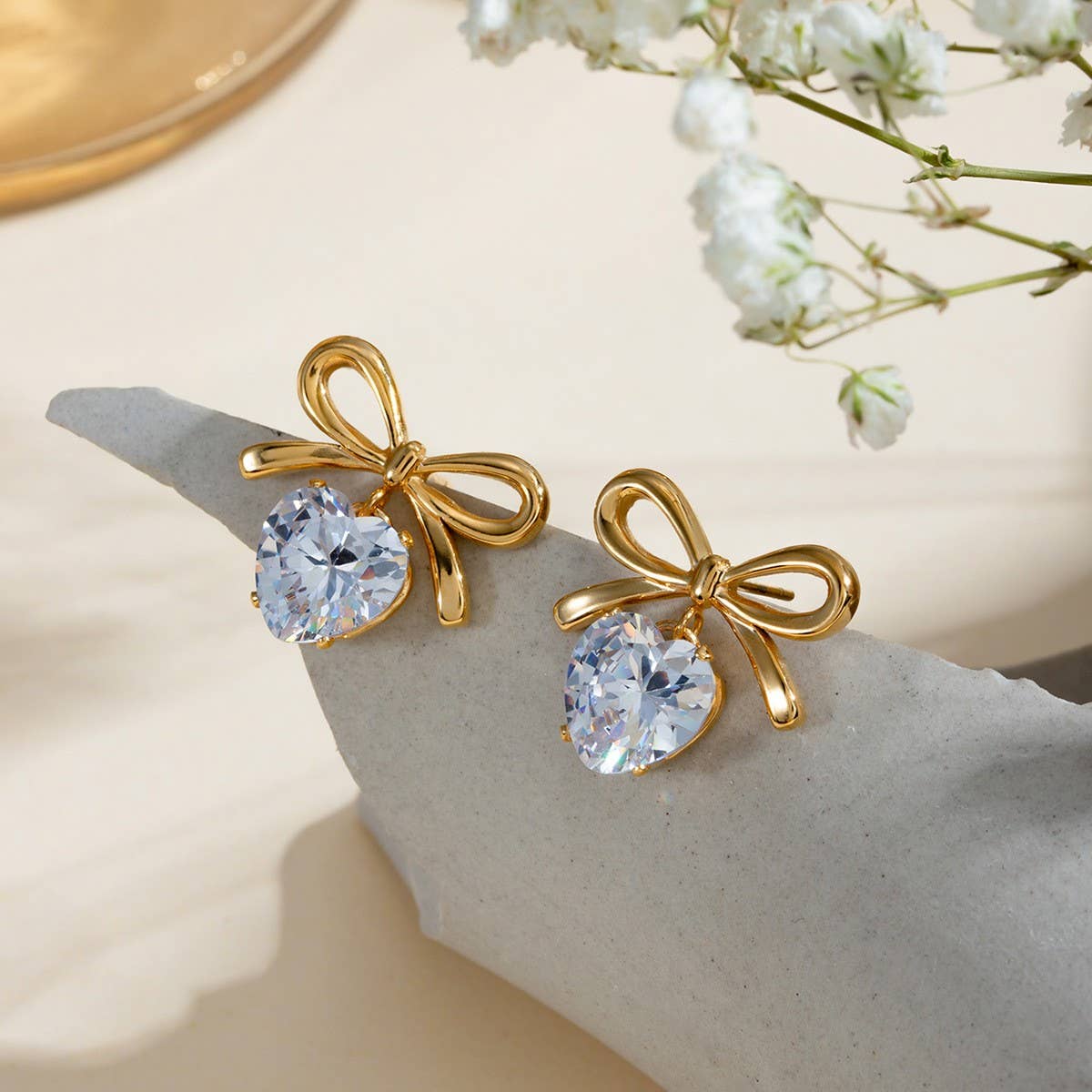 A HEART HUNG ON A BOW EARRINGS_CWAJE1360