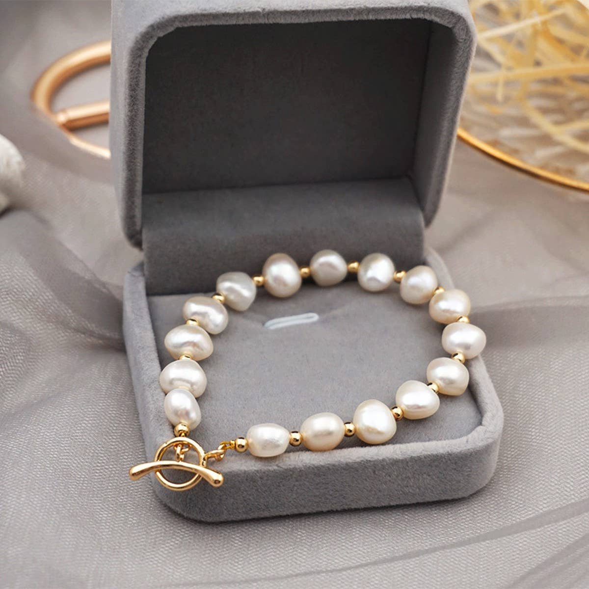 ELEGANT AND COOL PEARL BRACELET