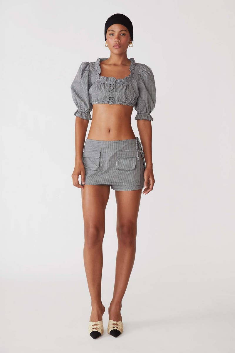 CWTBLS2074_DECORATIVE BUTTON RUFFLED CASUAL SHORT TOP