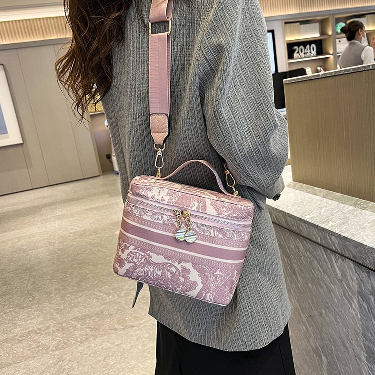 NEW VINTAGE EMBROIDERED PORTABLE COSMETIC BAG_CWAB4408