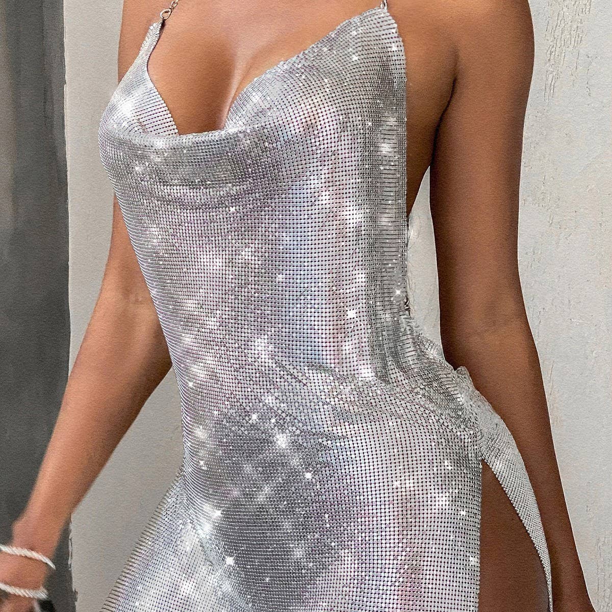 CWDSD7952_V-NECK BACKLESS METAL SEQUINED HALTER NECK DRESS