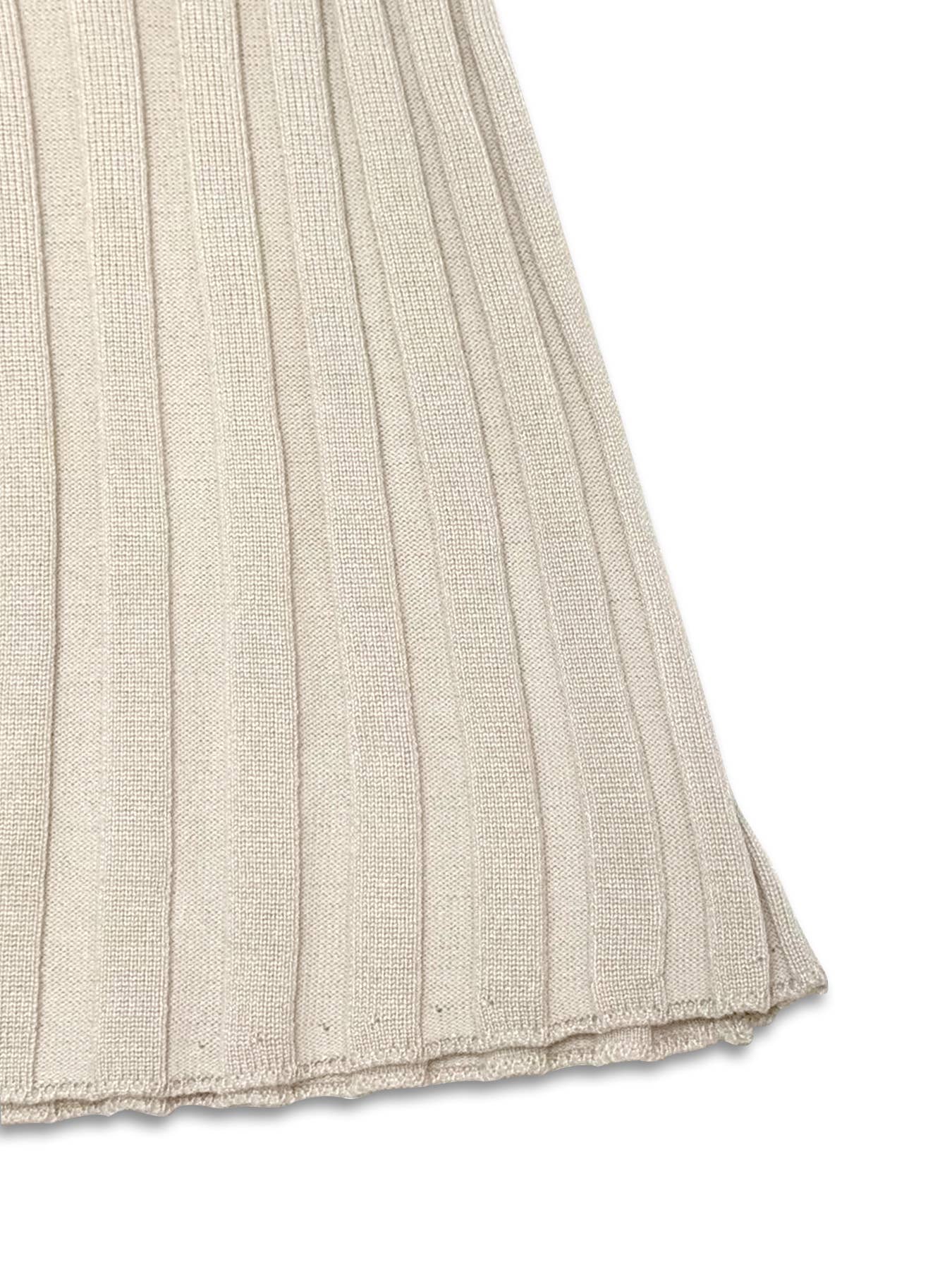 Elegant and stylish long-sleeved knitted dress