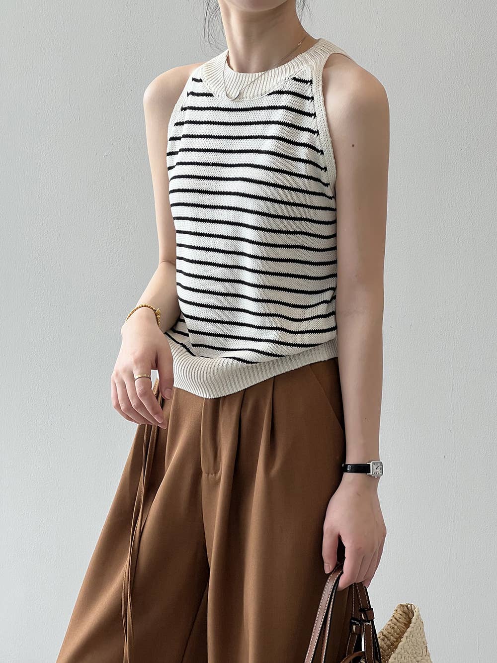 CREW-NECK SLEEVELESS BOTTOM STRIPED KNIT CAMISOLE
