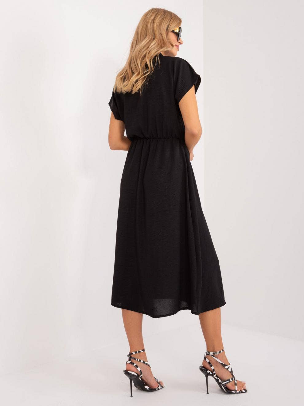 Button-embellished solid color short sleeve dress