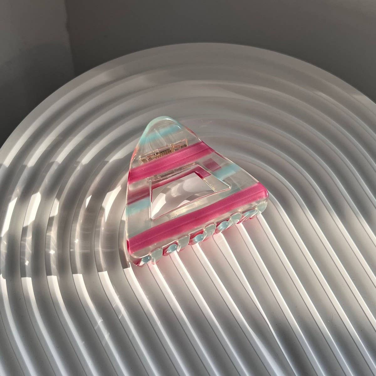 STRIPED TRIANGLE SIMPLE HAIRPIN_CWAHA2634