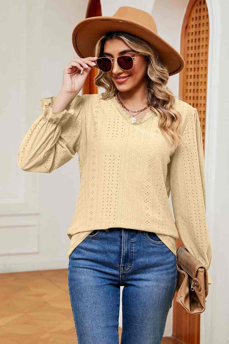 CWTBLL2841_COMMUTER LACE V-NECK LONG-SLEEVED TOP