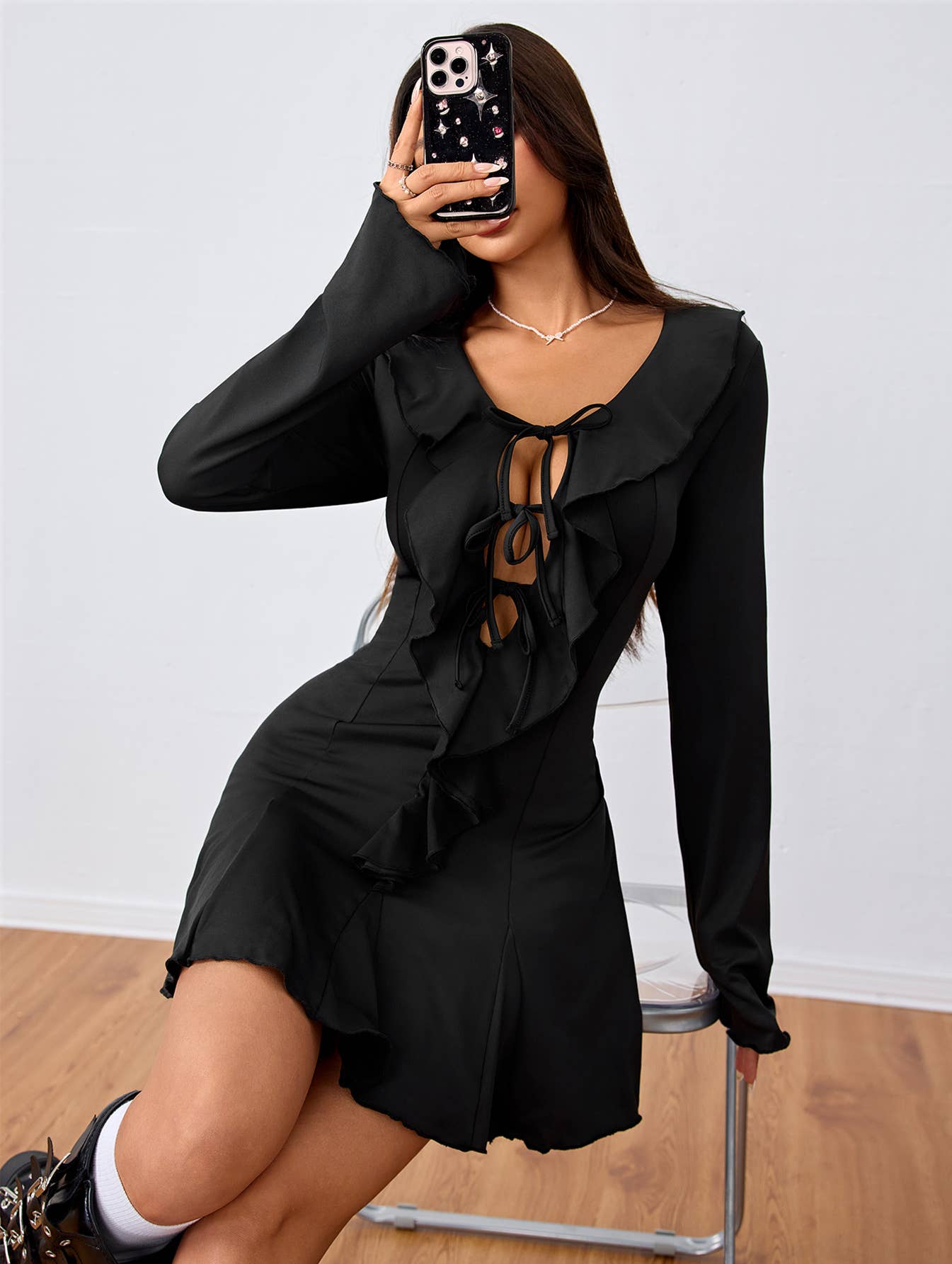 Black fungus edges form-fitting lace-up dress