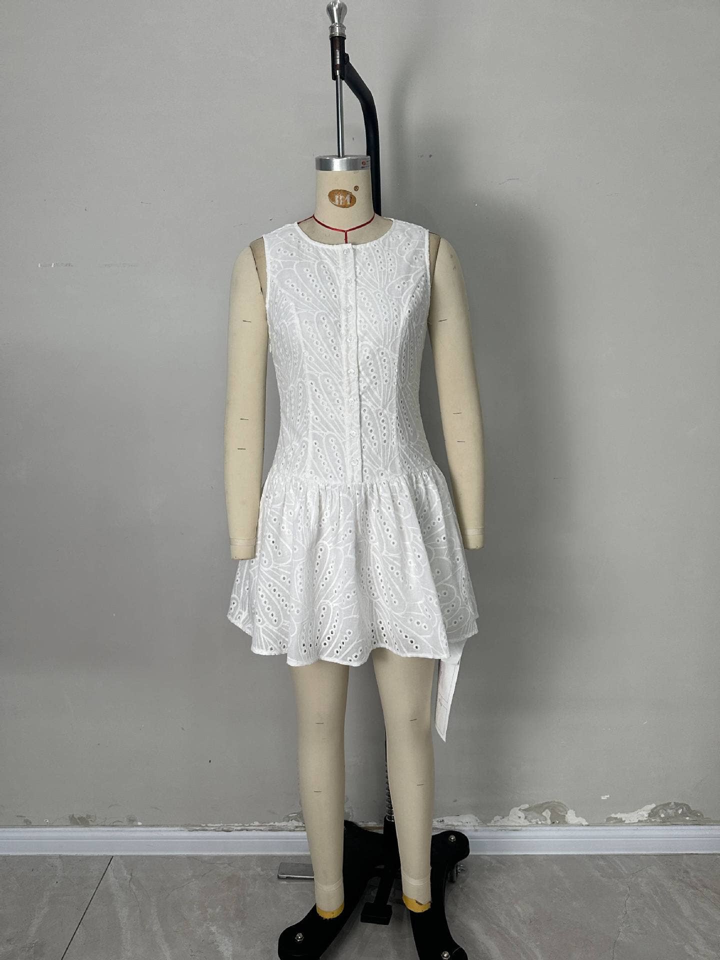 Form-fitting sleeveless single-breasted dress