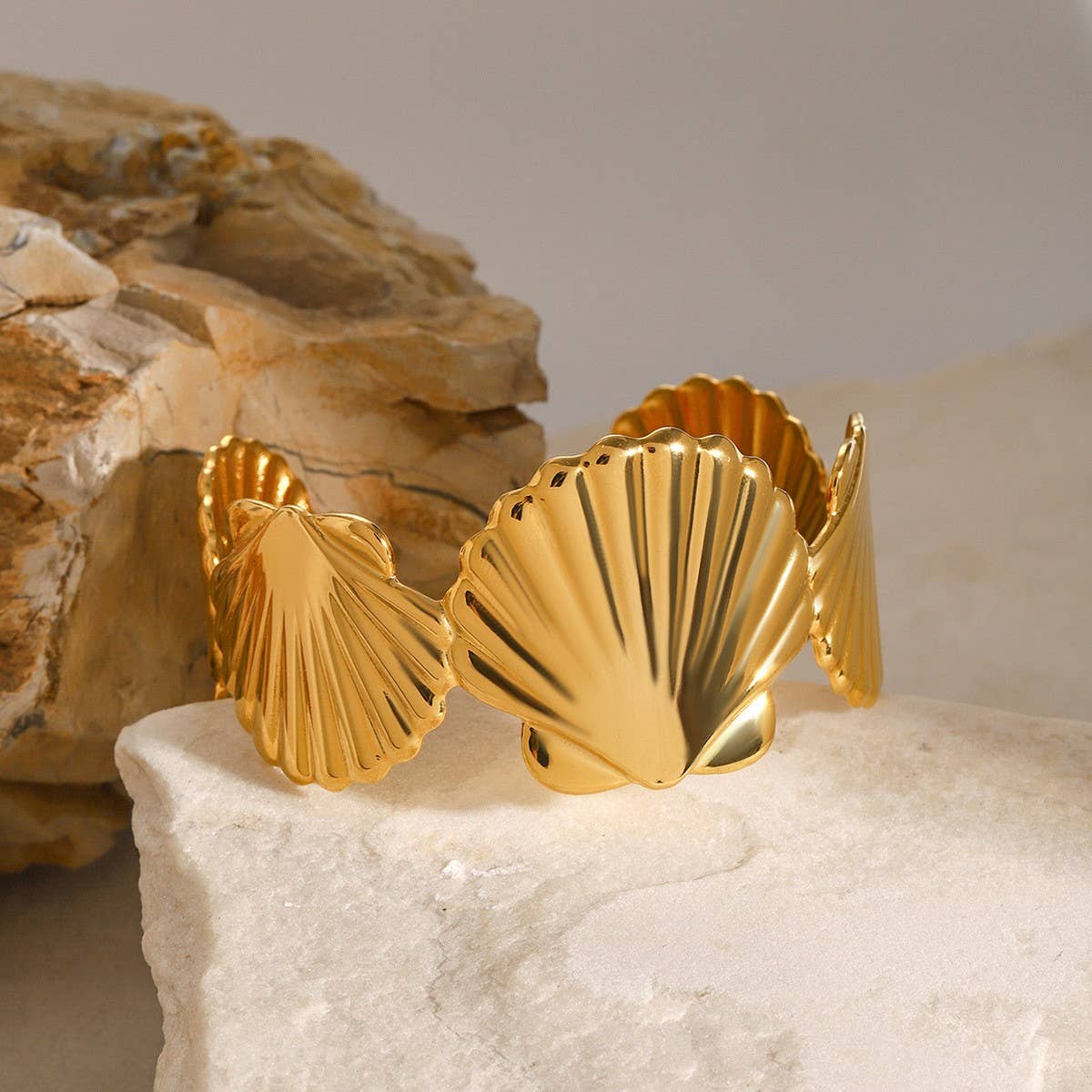 Vintage 18K Gold Large Shell Open Cuff Bracelet