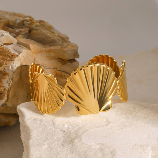 Vintage 18K Gold Large Shell Open Cuff Bracelet