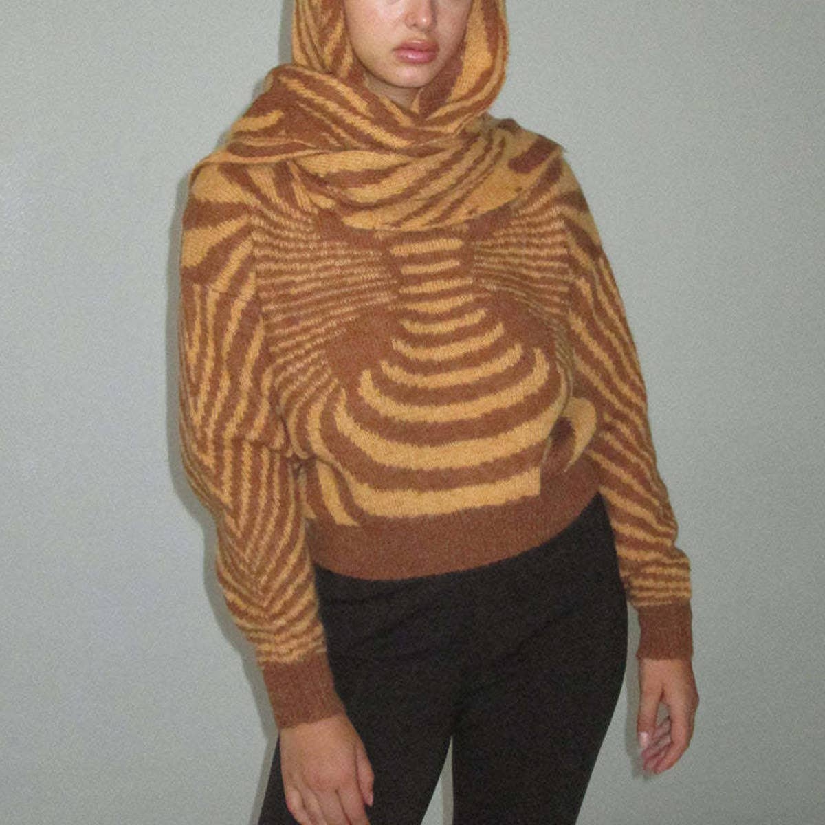 CREW-NECK STRIPED LONG-SLEEVED SHORT SWEATE