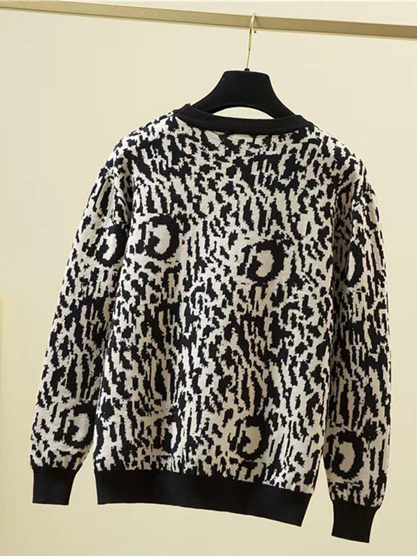 CREW-NECK BAGGY LEOPARD PRINT SWEATER BASE