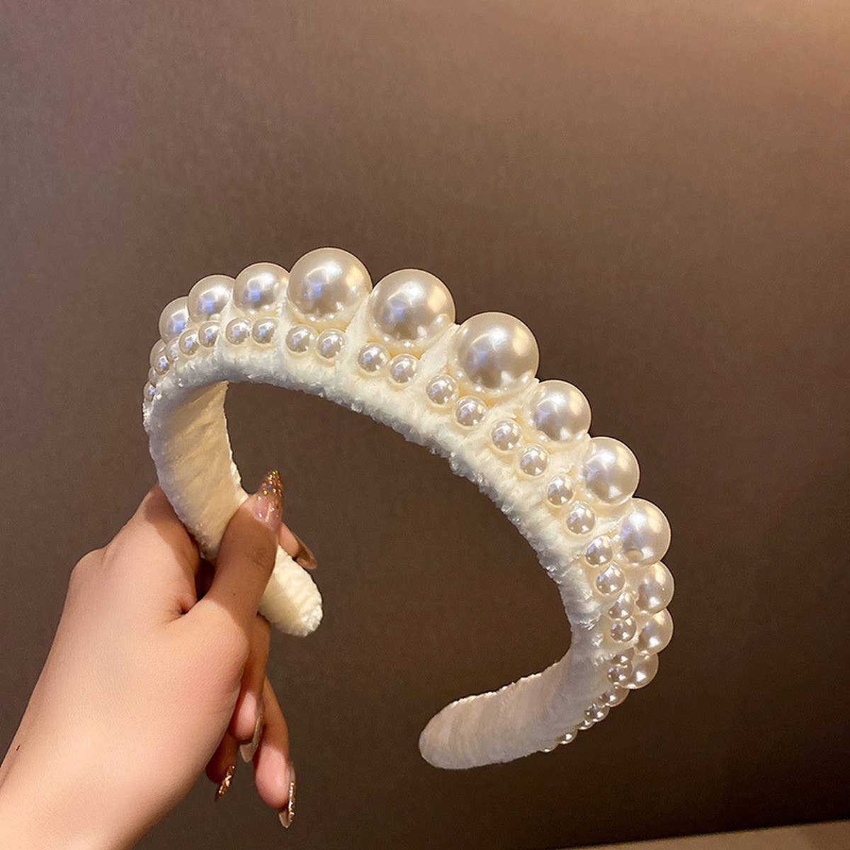 RETRO LOVE TWIST PEARL HEADBAND_CWAHA0829