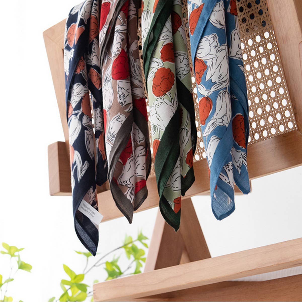 RETRO CONTRAST ROSE PRINT SQUARE SCARF_CWASC0938