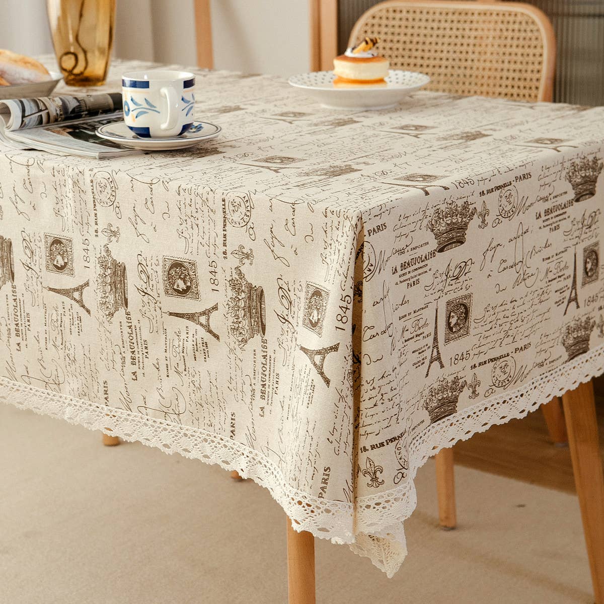 TOWER SMALL CROWN WITH LACE TABLECLOTH