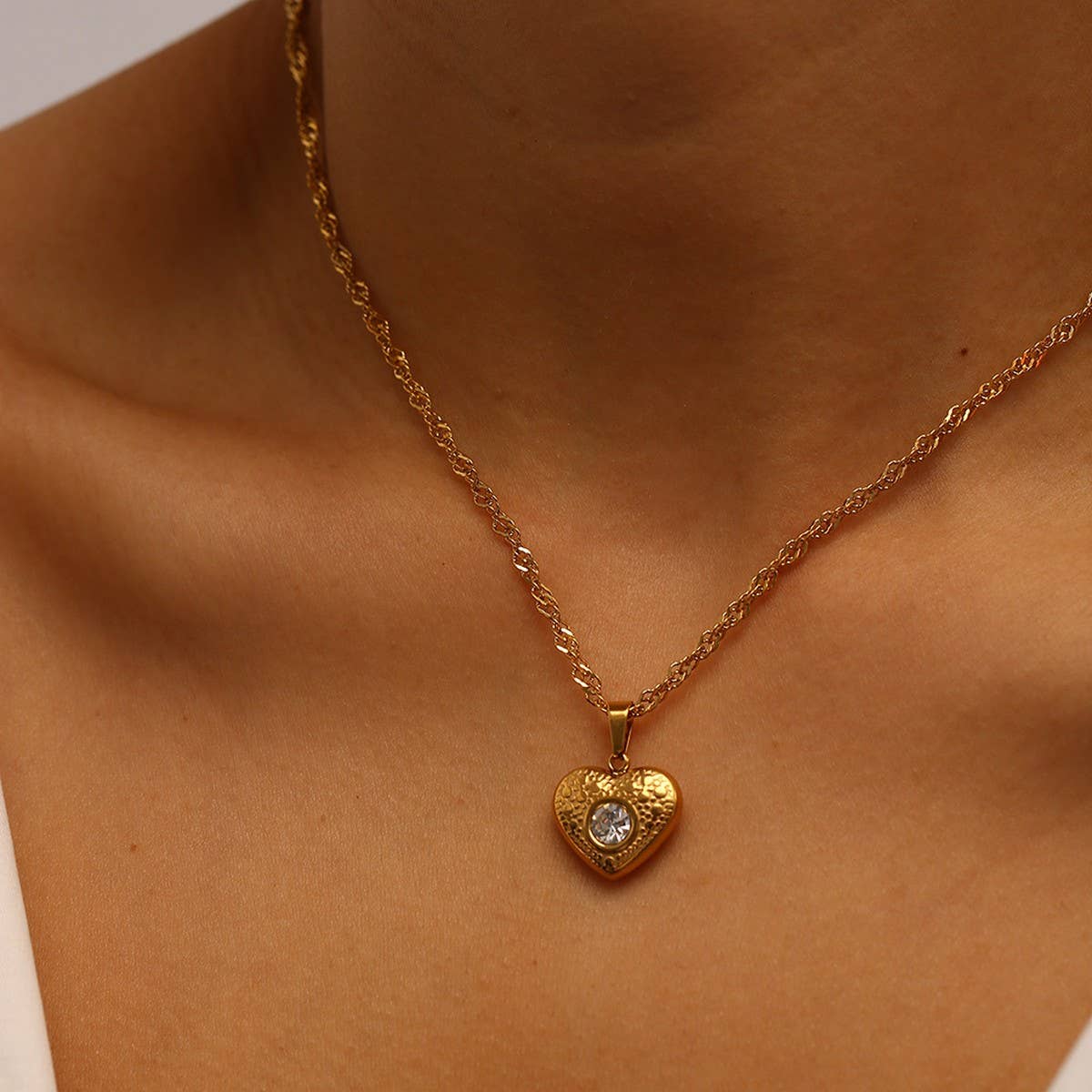 18K Stainless Steel Textured Heart Necklace_CWMM8889