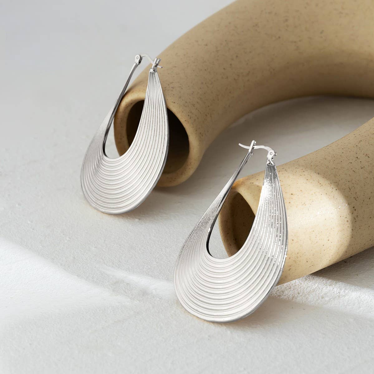 EXAGGERATED RETRO U-SHAPED EARRINGS_CWAJE1924