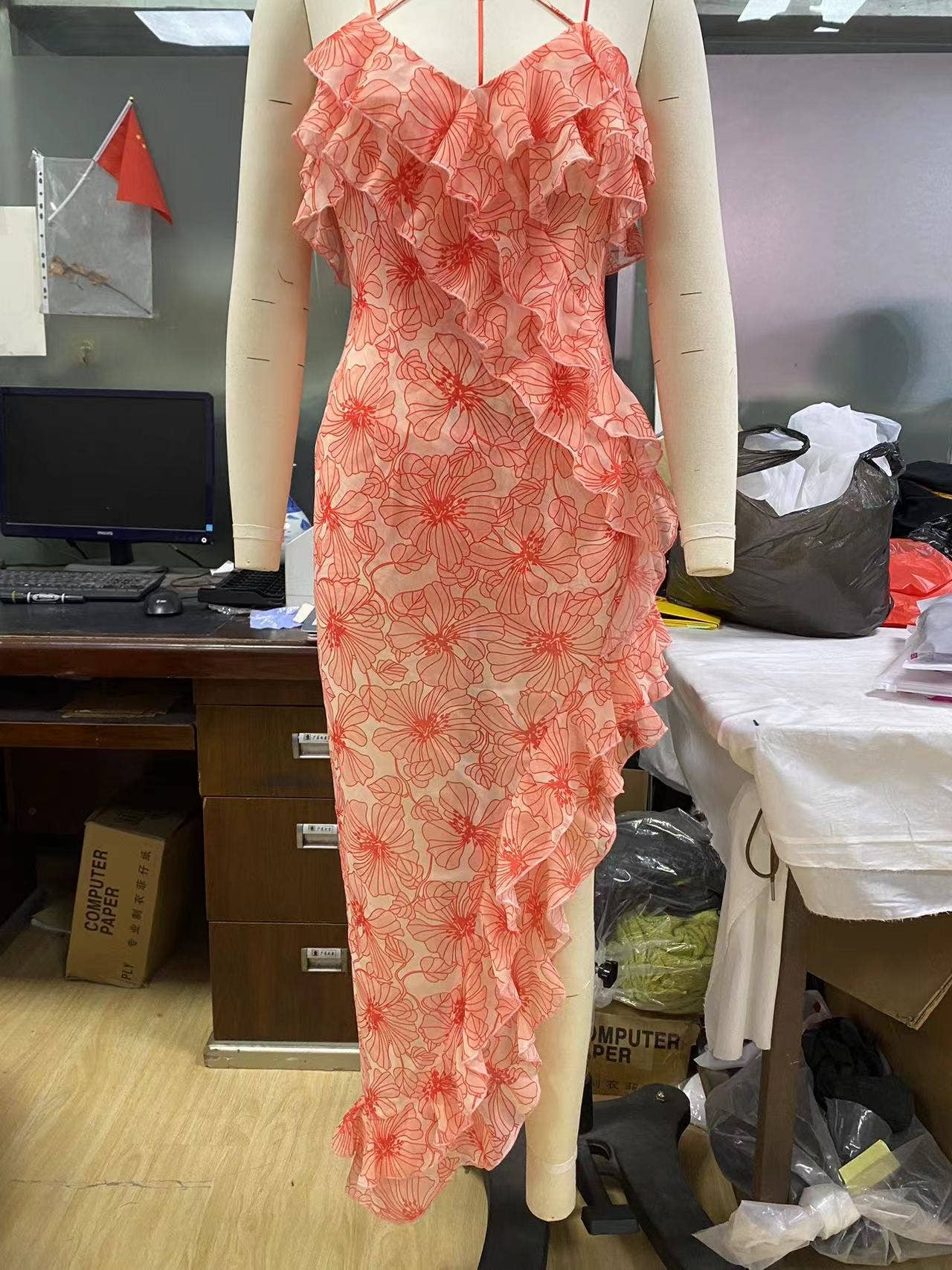 FLORAL DRESS WITH CROSSED WOODEN EARS