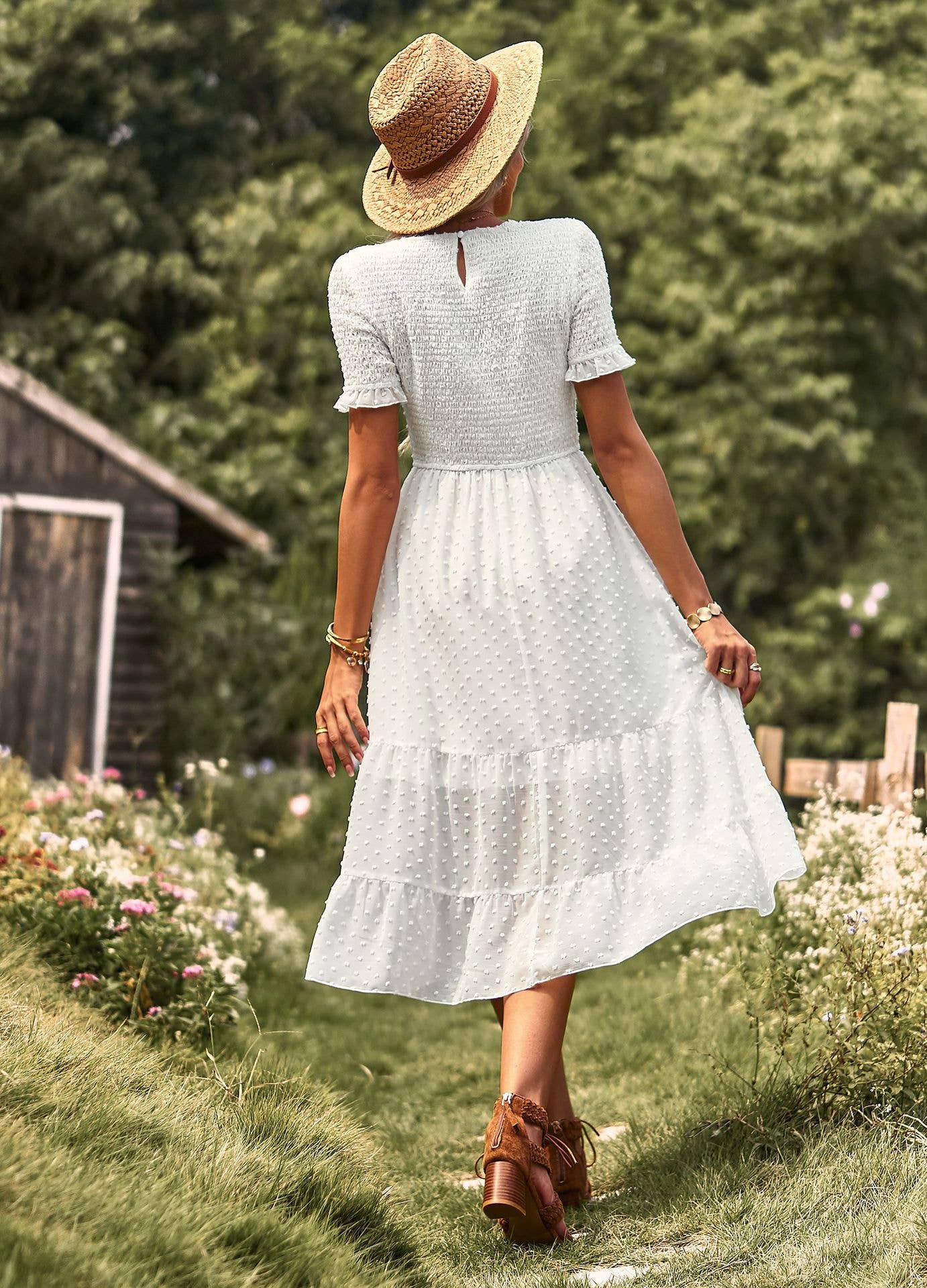 FLAUNTING A FLOWING SLIM-FIT DRESS