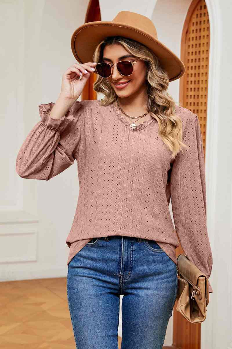 CWTBLL2841_COMMUTER LACE V-NECK LONG-SLEEVED TOP