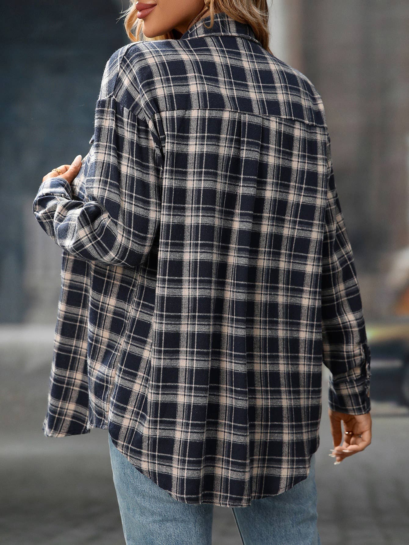 Casual and fashionable checkered pocket shirt
