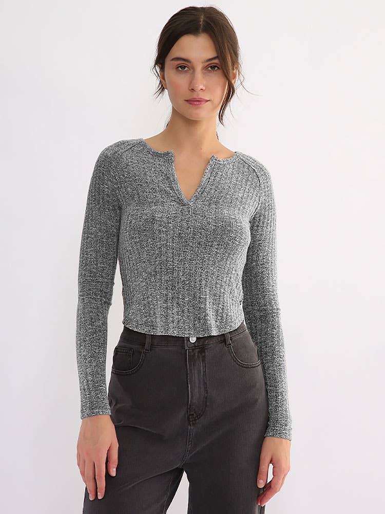 Form-fitting and versatile knitted sweater