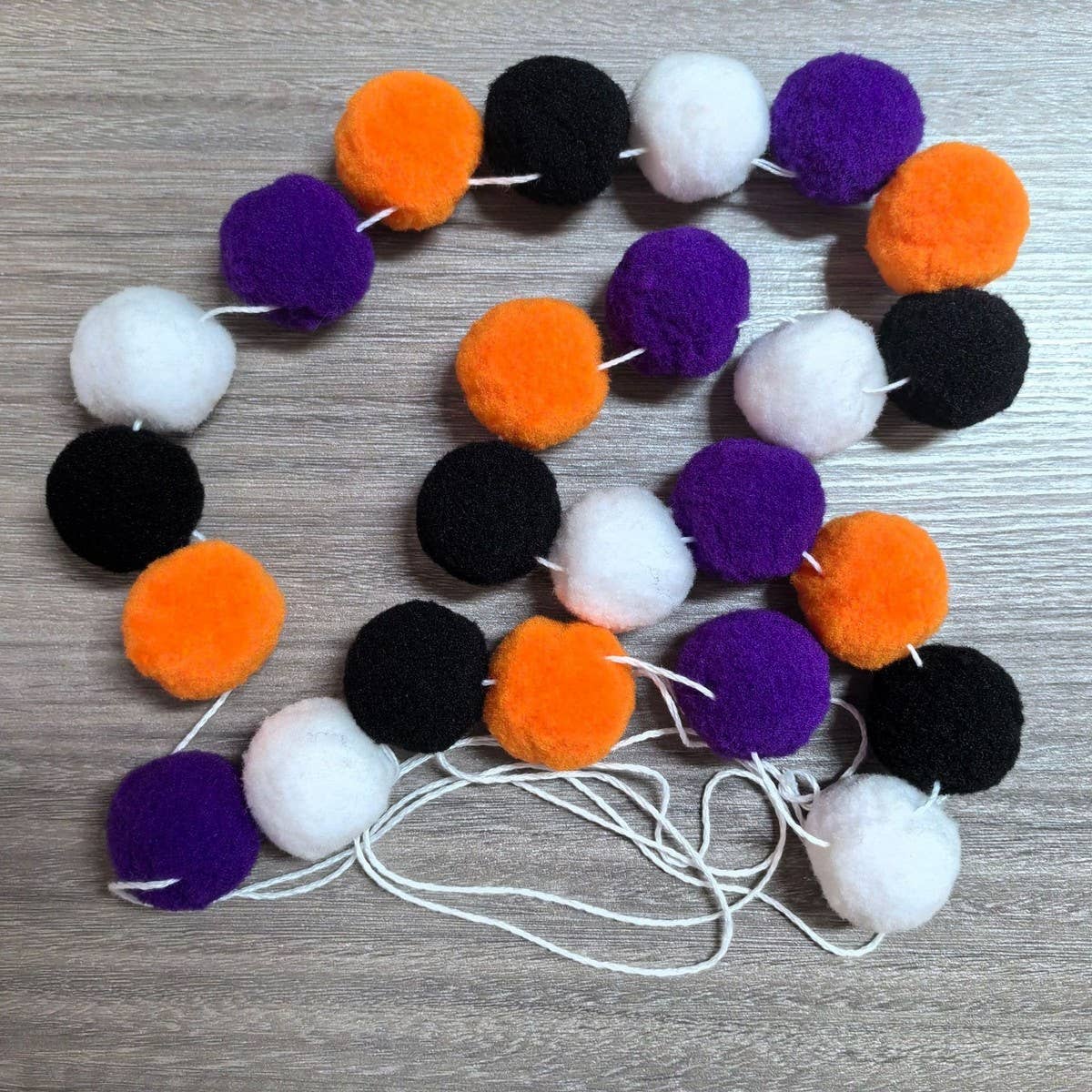 CWMM10230_HALLOWEEN FELT BALL GARLAND 24PCS SPOOKY DECOR
