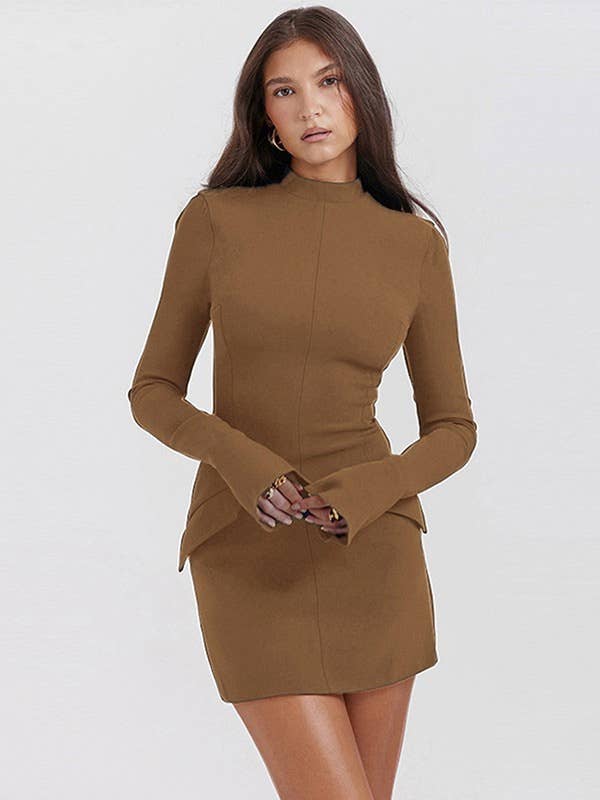 Elegant and fitted long-sleeved short dress