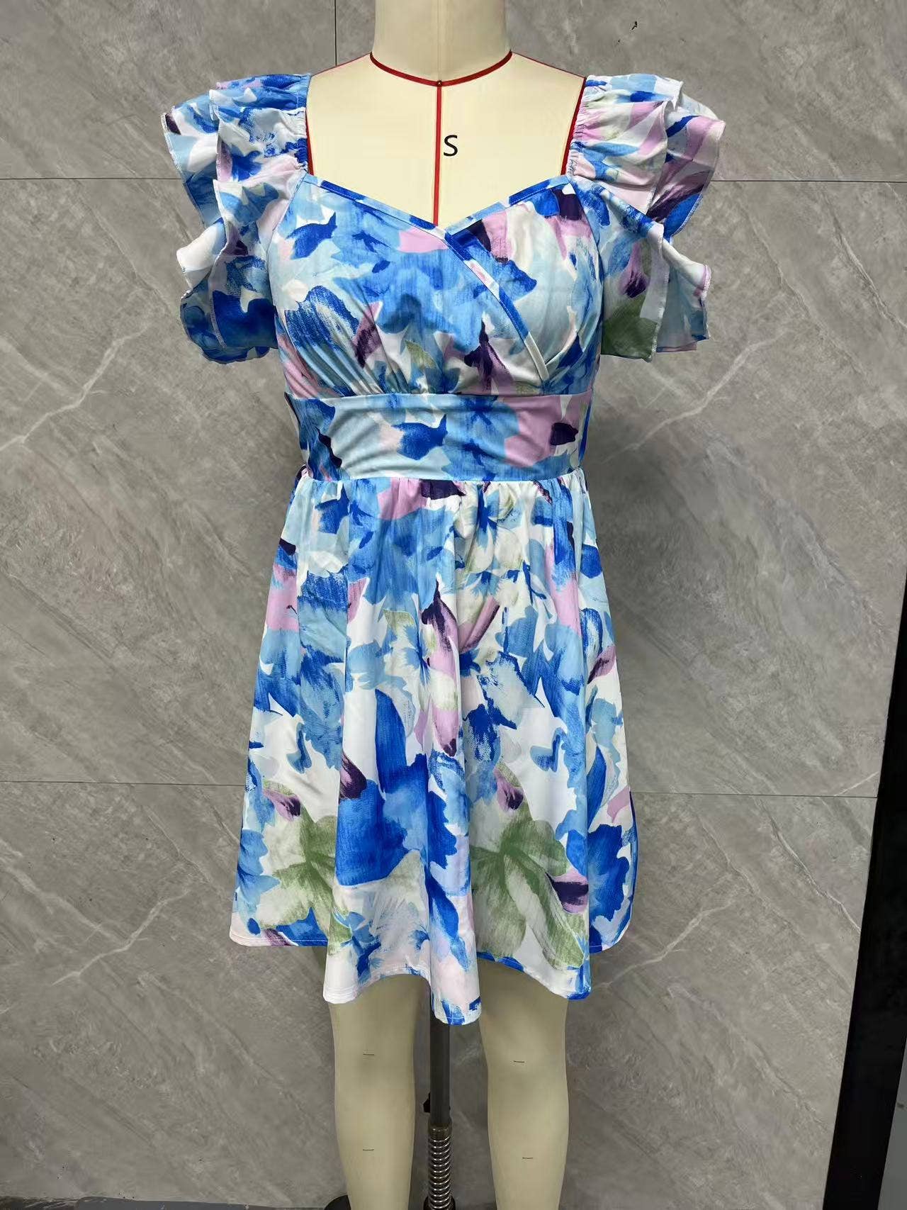 Deep V-neck, cinched waist, printed short dress