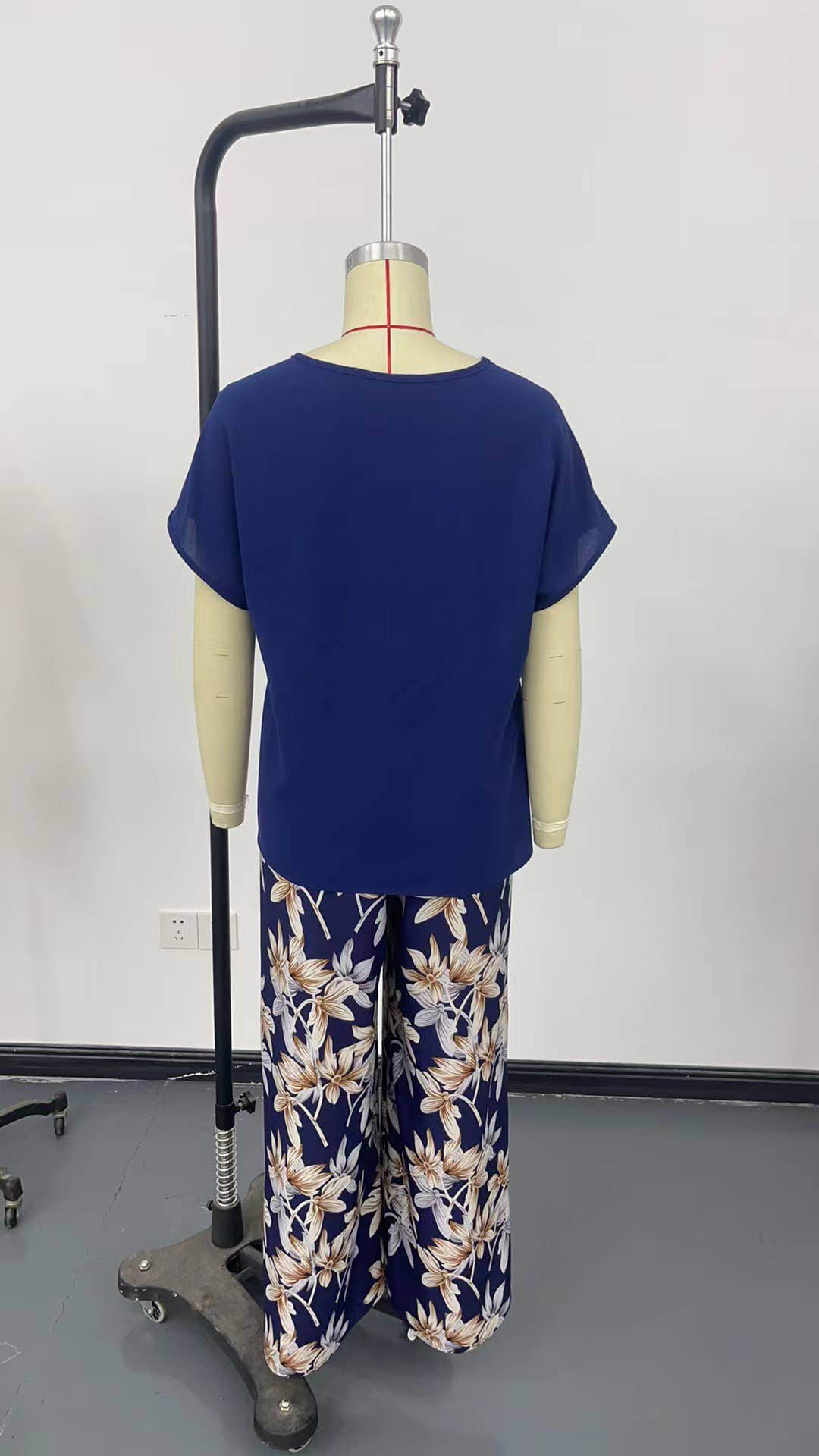 Casual ensemble with pullover printed crew neck