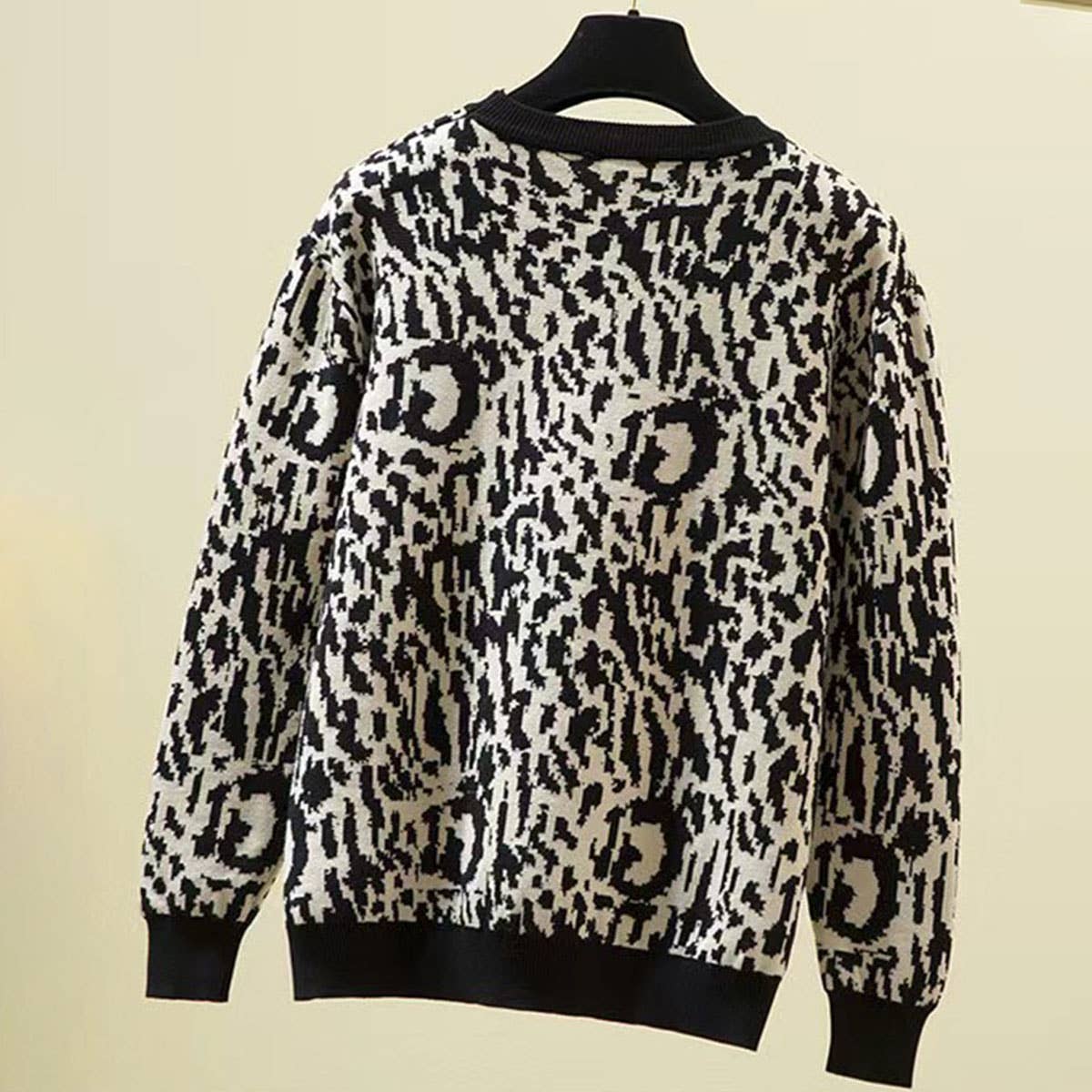 CREW-NECK BAGGY LEOPARD PRINT SWEATER BASE