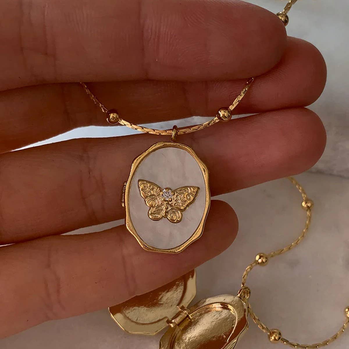 OPENABLE BUTTERFLY PHOTO FRAME VINTAGE NECKLACE_CWAJE1592