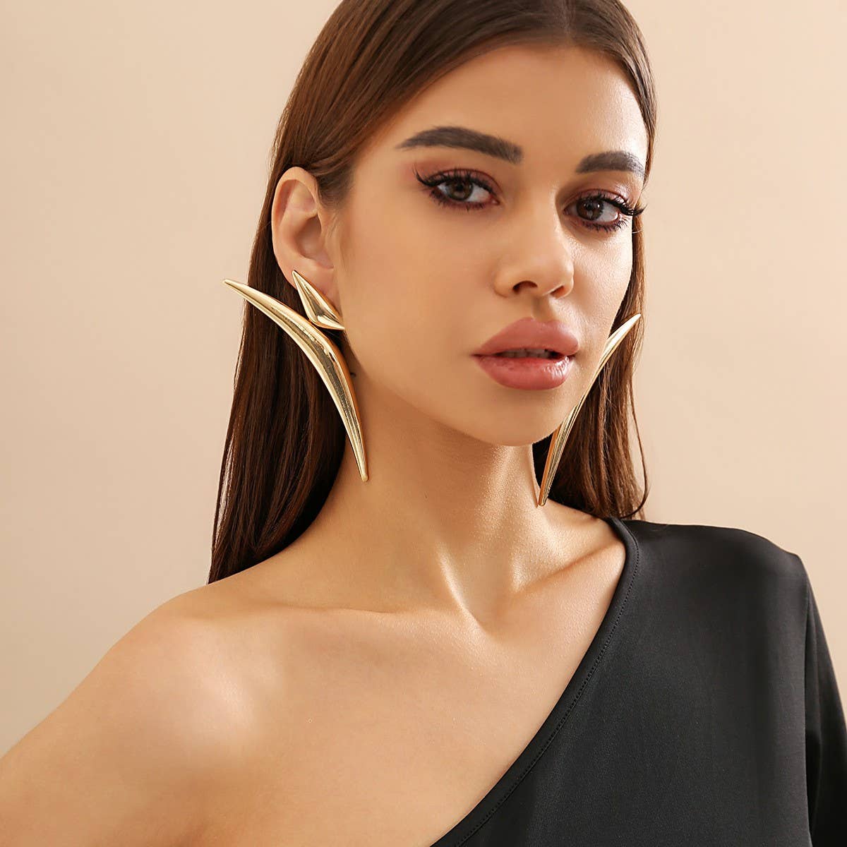 SIMPLE DESIGN POINTED EARRINGS_CWAJE1150