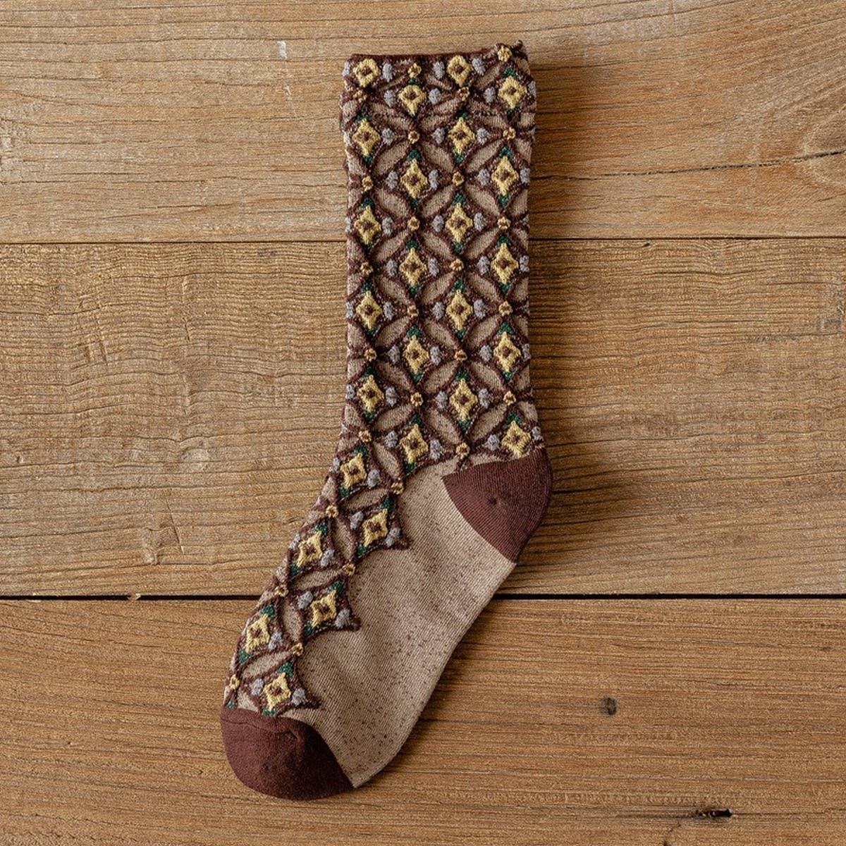 NEW DIAMOND-PATTERNED WHITE TRIM MID-TUBE SOCKS