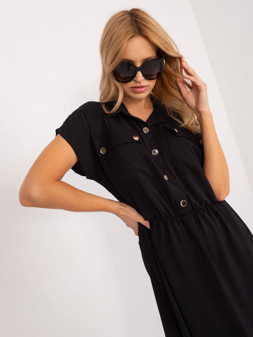 Button-embellished solid color short sleeve dress