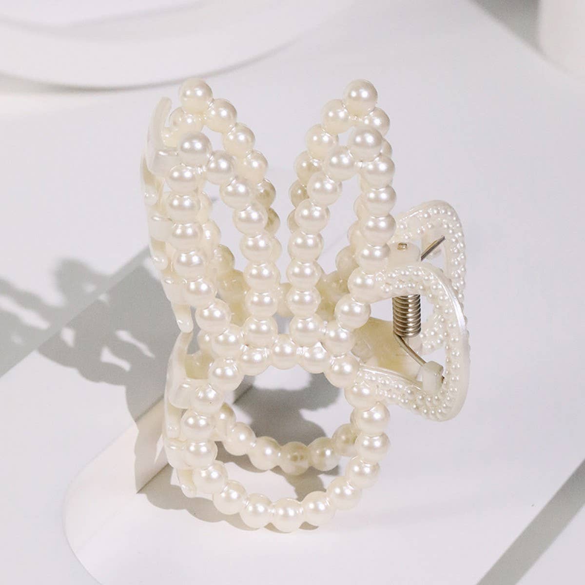 Chic Pearl Heart Claw Clip ? Minimalist Hair Grip
