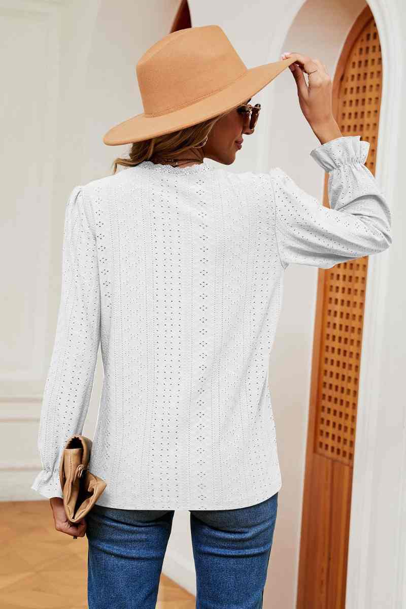 CWTBLL2841_COMMUTER LACE V-NECK LONG-SLEEVED TOP