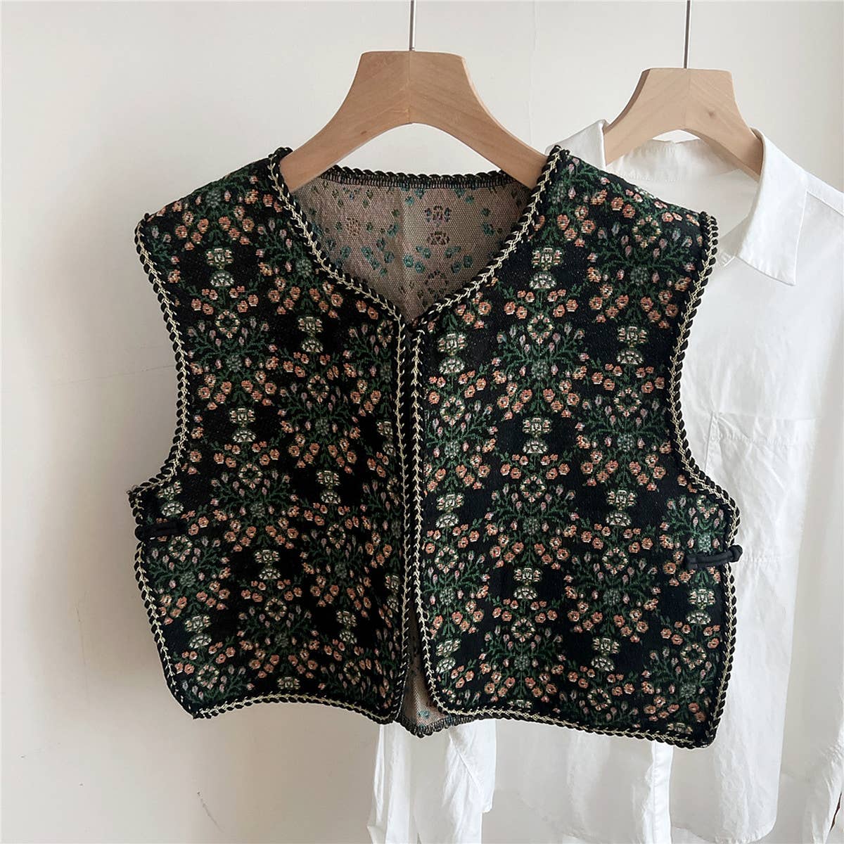 CWOV0642_ETHNIC STYLE EMBROIDERED NECK PROTECTION VEST
