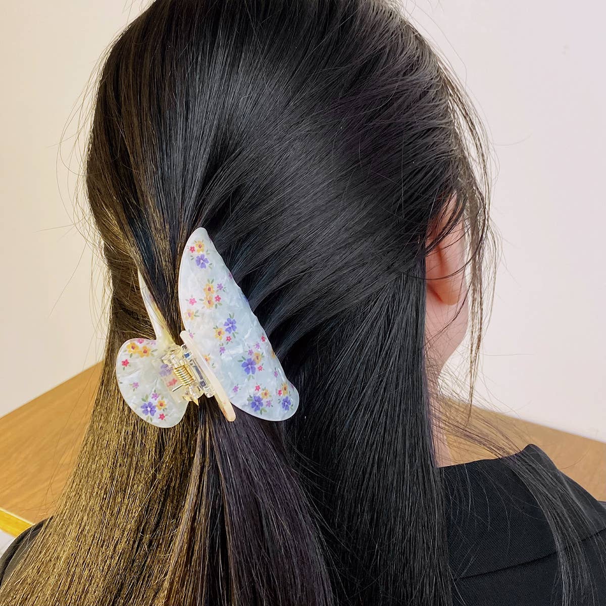 Retro and elegant floral print grab clip