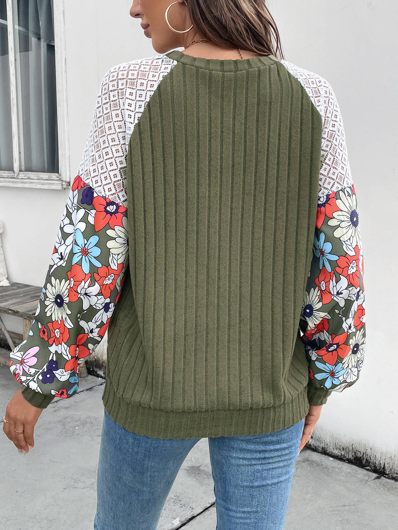 Crew-neck floral patterned hollow-out knitwear
