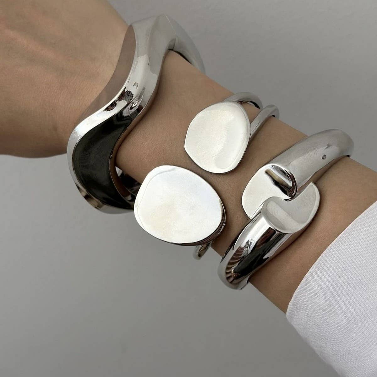 FASHIONABLE AND VERSATILE BRACELET WITH DESIGN_CWMM3118
