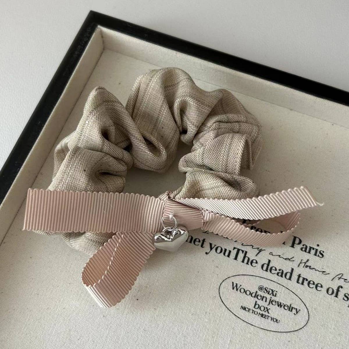 DELICATE CHANEL BOW HAIR SCRUNCHIES