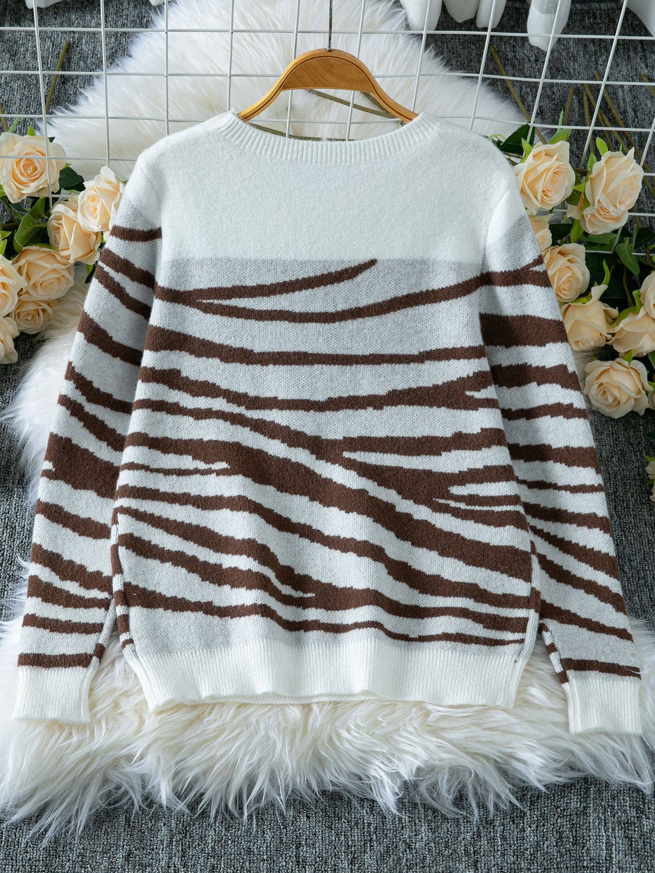Color-blocking zebra-patterned  knitted sweater
