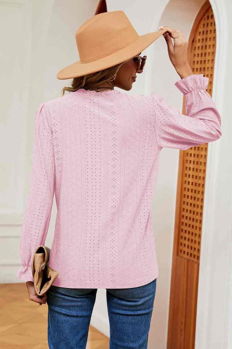 CWTBLL2841_COMMUTER LACE V-NECK LONG-SLEEVED TOP