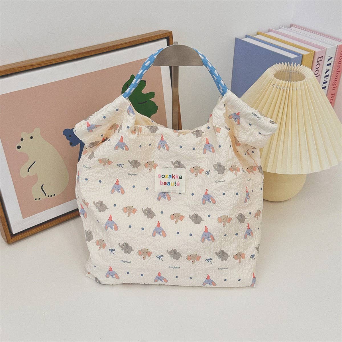 CWAB3909_CARTOON EMBOSSED CANVAS COMMUTER HANDBAG