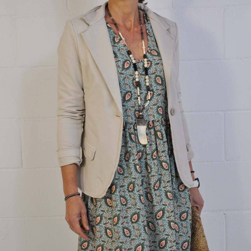 Fashionable suit jacket with a one-button lapel