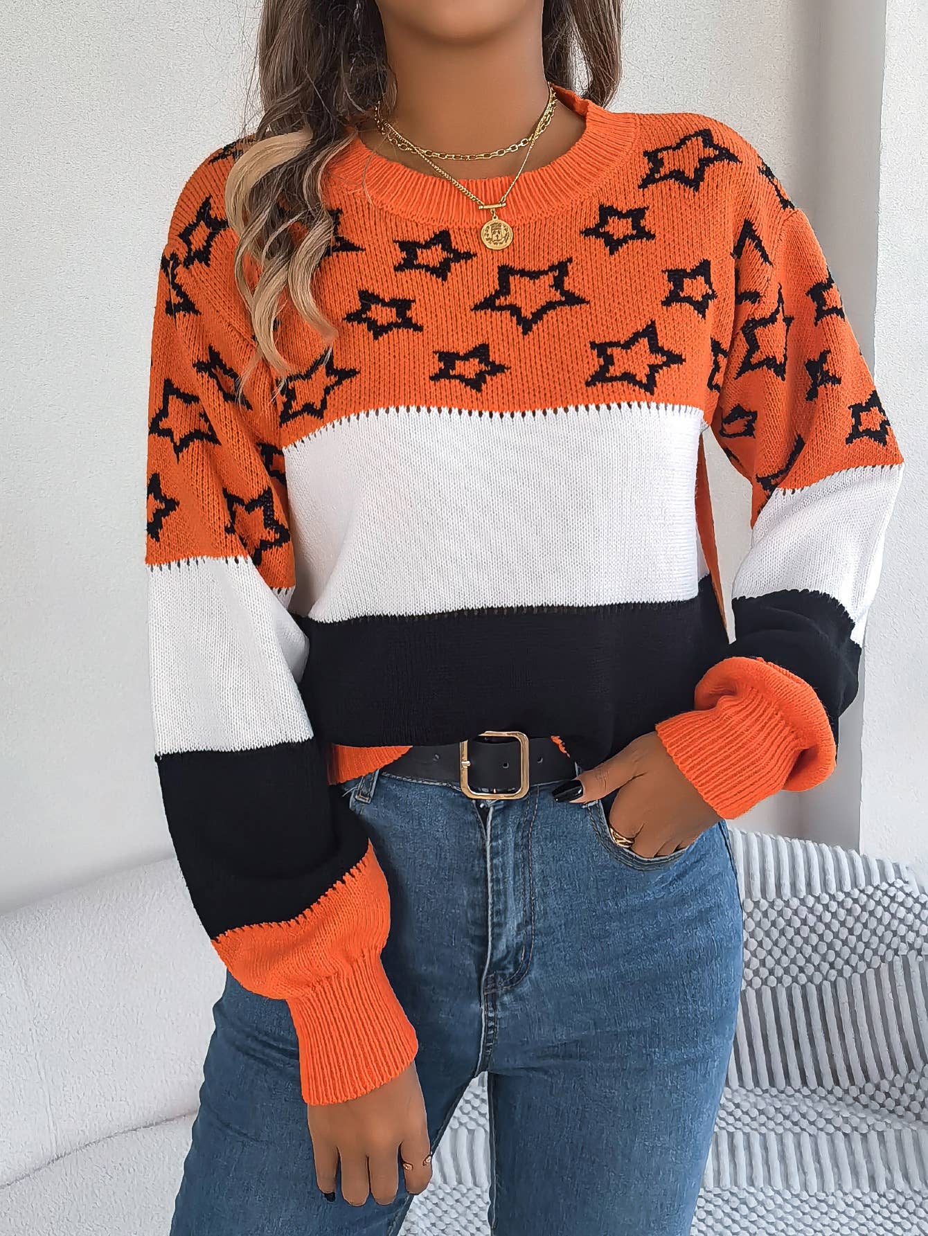 COLOR MATCHING STAR CUTOUT PULLOVER