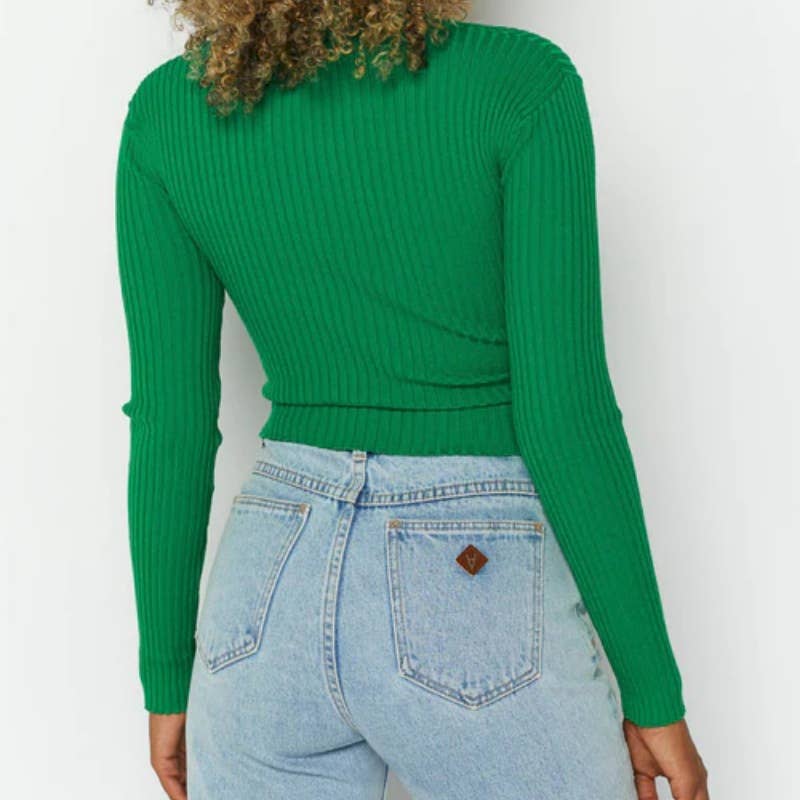 Cross-necked crop top knitted sweater