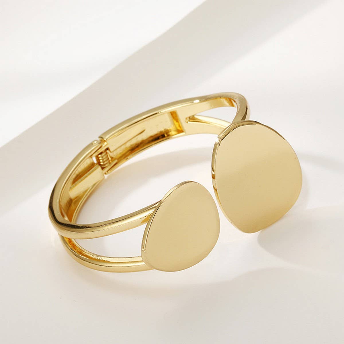 FASHIONABLE AND VERSATILE BRACELET WITH DESIGN_CWMM3118